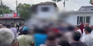 ඡන්දයක් නැතිව මාතර මාලිමාවේ පිරිසක් සමූපාකාර රෝහලේ බලය බලෙන් අල්ලන්න ගිහින් ජංජාලයක්! වහලා තියෙන සභාපතිගේ කාමරේ ඉබියතුරු කඩන්න ගිහින් රෝහල් කාර්ය මණ්ඩලයටත් ගහලා! ගැටුම බේරන්න ආපු පොලිසියටත් චණ්ඩි පාට් දාලා! VIDEO I Sri Lanka Latest News