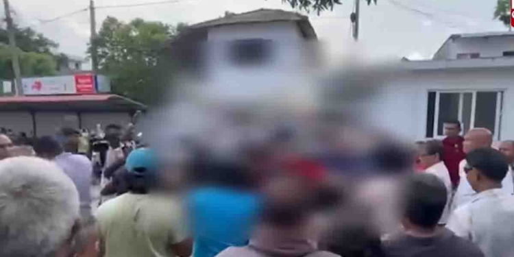 ඡන්දයක් නැතිව මාතර මාලිමාවේ පිරිසක් සමූපාකාර රෝහලේ බලය බලෙන් අල්ලන්න ගිහින් ජංජාලයක්! වහලා තියෙන සභාපතිගේ කාමරේ ඉබියතුරු කඩන්න ගිහින් රෝහල් කාර්ය මණ්ඩලයටත් ගහලා! ගැටුම බේරන්න ආපු පොලිසියටත් චණ්ඩි පාට් දාලා! VIDEO I Sri Lanka Latest News