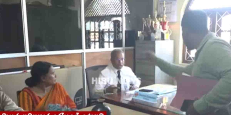 මාලිමාව මාතර සමූපාකාර රෝහලේ බලය අල්ලන්න ඇවිත් අලි කලබලයක්! කට වහපන් බූරුවා..! තමුසෙට කතාකරන්න අයිතියක් නෑ..! බැරිම තැන පොලිසිය කාමරයට මුද්‍රා තියයි! VIDEO I Sri Lanka Latest News