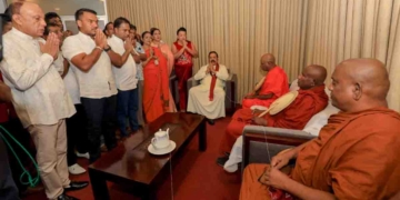ජනාධිපතිතුමා තුන් පාරක් පාර්ලිමේන්තුවට ඇවිත් කුමාර ජයකොඩිව ආරක්ෂා කළා!  මහින්ද-ශිරන්ති-නාමල් ඔක්කොම නෙළුම් මාවතට ඇවිත් අලුත් අවුරුද්දට වැඩ පටන් ගනී! PHOTOS I Sri Lanka Latest News