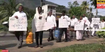 ගම්වල පටන් ගත්ත විරෝධතා ප්‍රාදේශීය සභාවලටත් එයි! පැල්මඩුල්ලේ විපක්ෂ මන්ත්‍රීවරු ගෑස් ටැංකි-දර මිටි-බෝඩ් උස්සන් සභාවට ඇවිත්! VIDEO I Sri Lanka Latest News