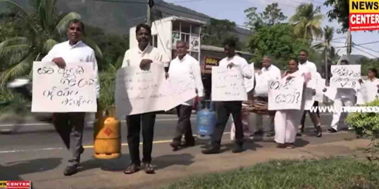 ගම්වල පටන් ගත්ත විරෝධතා ප්‍රාදේශීය සභාවලටත් එයි! පැල්මඩුල්ලේ විපක්ෂ මන්ත්‍රීවරු ගෑස් ටැංකි-දර මිටි-බෝඩ් උස්සන් සභාවට ඇවිත්! VIDEO I Sri Lanka Latest News