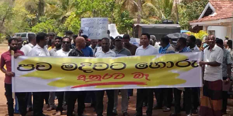 පච මදිවට හොරු.. අනුරට බෑ..! කොළඹ සමහරු රස්නෙ නිසා A/C කාමරවල සැපේ ඉද්දී ආනමඩුවෙ සජබ ආසන සංවිධායකවරුත් මෙන්න පාක්ෂිකයොත් එක්ක ආණ්ඩුවට එරෙහිව පාරට බැහැලා! VIDEO & PHOTOS I Sri Lanka Latest News