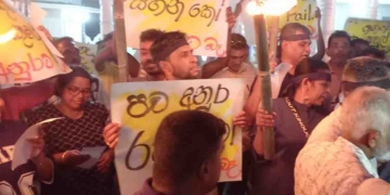 පච මදිවට හොරු..! සජබය හාරිස්පත්තුවේදී මහරෑ පාරට! PHOTOS I Sri Lanka Latest News