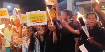 සජබ ඇතුළේ ඉන්න වැඩ බැරි එකෙක් දෙන්නෙක් සජිත්වයි පක්ෂයයි විවේචනය කරද්දී සජබ ගමේ නායකයෝ මහ රෑ මහ පාරට බැහැලා ආණ්ඩුවට එරෙහිව මහ සටනක් කරයි! මෙන්න හික්කඩුව පාරේ සටන! VIDEO & PHOTOS I Sri Lanka Latest News