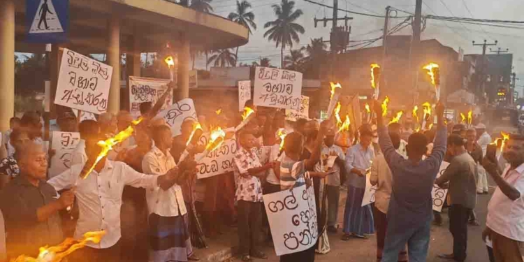 මේ මැල්සිරිපුර..! විපක්ෂනායක එක සිග්නල් එකයි දුන්නේ..! ජනතාව වෙනුවෙන් ලංකාවේ හතරවටින්ම සජබය පාරට බහී! VIDEO & PHOTOS I Sri Lanka Latest News