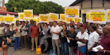 ඉන්ධන මිල-විදුලි බිල-ගෑස් මිල දරාගන්න බෑ! සජබය කිරිඳිවැලිනුත් මහපාරට බසී! PHOTOS & VIDEO I Sri Lanka Latest News