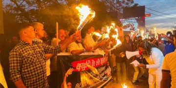 මේ සජබය නොච්චියාගමදී පාරට බැස්ස හැටි! රට වටේම ගම්වල සජබ පාක්ෂිකයන් ආණ්ඩුවට එරෙහිව පාරට බහිනවා! කොළඹ ඉන්න සජබ ආසන සංවිධායකයන් මිනිස්සුත් එක්ක පාරට බහින්නේ කවදාද? VIDEO & PHOTOS I Sri Lanka Latest News