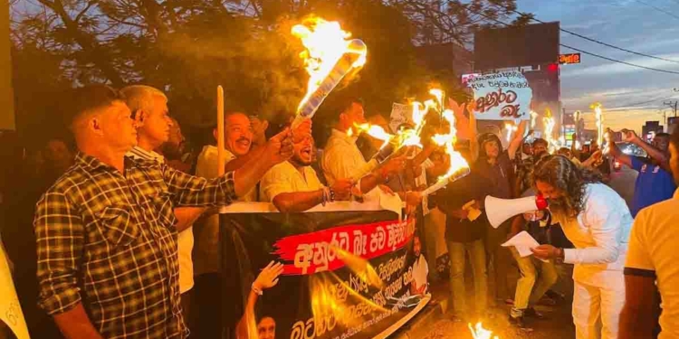 මේ සජබය නොච්චියාගමදී පාරට බැස්ස හැටි! රට වටේම ගම්වල සජබ පාක්ෂිකයන් ආණ්ඩුවට එරෙහිව පාරට බහිනවා! කොළඹ ඉන්න සජබ ආසන සංවිධායකයන් මිනිස්සුත් එක්ක පාරට බහින්නේ කවදාද? VIDEO & PHOTOS I Sri Lanka Latest News