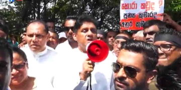 පොලිස් බැරියර් ළඟ ඉඳන් සජිත් පාරට බැස්ස ජනතාව අමතයි! බාල ගල් අඟුරු හොරුන්ට අත උස්සන්නේ කව්ද කියලා අද හවසට බලාගන්න පුළුවන්! අපි A/C කාමරවල ඉඳන් යකඩ කටවල් ඉස්සරහා වීරයෝ නොවී බිමට බැහැලා සටන අරන් ගියා! LIVE VIDEO I Sri Lanka Latest News