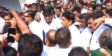 මහ සෙනගක් එක්ක සජබ සියලුම මන්ත්‍රීවරුන් පාරට බසී! විපක්ෂනායක සජිතුත් විරෝධය මැද්දට එයි! පොලිසියට කරකියාගන්න දෙයක් නැතිවෙයි! මාර්ග බාධක දමා පාර්ලිමේන්තු පාර වසයි! LIVE VIDEO I Sri Lanka Latest News
