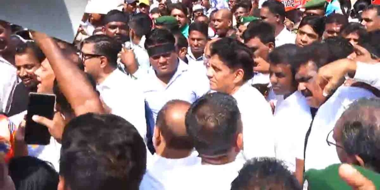 මහ සෙනගක් එක්ක සජබ සියලුම මන්ත්‍රීවරුන් පාරට බසී! විපක්ෂනායක සජිතුත් විරෝධය මැද්දට එයි! පොලිසියට කරකියාගන්න දෙයක් නැතිවෙයි! මාර්ග බාධක දමා පාර්ලිමේන්තු පාර වසයි! LIVE VIDEO I Sri Lanka Latest News