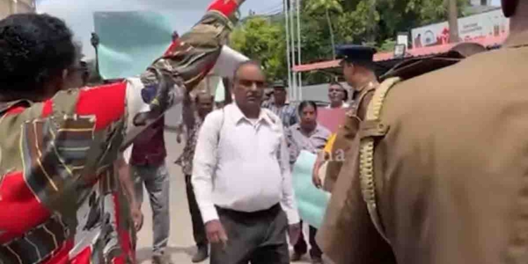 මාලිමාව බලෙන් බලය අල්ලන්න ආවා කියපු මාතර සමූපාකාර රෝහලේ අදත් කලබලයක්! හඳුන්නෙත්තිගේ සම්බන්ධීකරණ ලේකම්ට හූ තියා පන්නයි! VIDEO I Sri Lanka Latest News