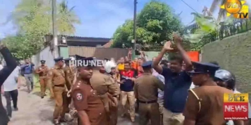 මුදල් අමාත්‍යංශ ලේකම් හර්ෂණගේ පැලවත්තේ ගෙදර ඉදිරිපිට උණුසුම් තත්ත්වයක්! මහාභාණ්ඩාගාරෙන් ඩොලර් අතුරුදන් වීමට එරෙහිව උද්ඝෝෂණ කරන්න ගිය සෙට් එකකට තවත් සෙට් එකක් ගොම-බිත්තර ගහලා! VIDEO I Sri Lanka Latest News