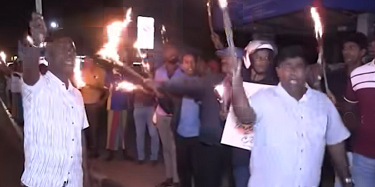 එකෙක් දෙන්නෙක් කොළඹට වෙලා කයිය ගහද්දි සජබෙ ගම්වල සංවිධායකයන් මහ රෑත් පාරට බැහැලා විරෝධතාවල! මෙන්න කලාවැව වැඩ! VIDEO I Sri Lanka Latest News