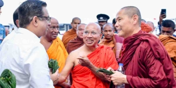 ජනාධිපති ලේකම් කටුනායකට ගිහින් සාම පාගමනට ආ ස්වාමින් වහන්සේලා පිළිගනී! අද සවස රුවන්වැලි සෑරදුන් ඉදිරිපිටදී විශේෂ ආගමික වතාවත්! ශ්‍රී මහා බෝධි අංකුරයකුත් පූජා කරනවා! හෙට උදේ දඹුල්ලෙන් පාගමන අරඹනවා! PHOTOS I Sri Lanka Latest News