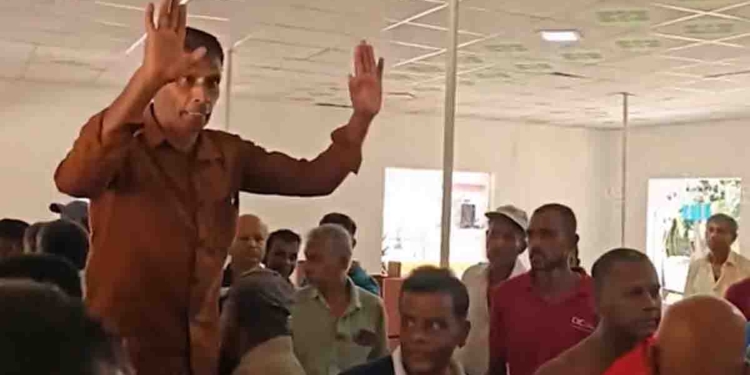 ඇමැති සරත්ට හූ කියලා සතියක් ගියේ නෑ! පොලොන්නරුවේ තවත් ජංජාලයක්! ගොවි සංවිධානයේ බලය අල්ලන්න ආපු මාලිමාවේ මන්ත්‍රීවරුන්ට දියසෙන්පුර ගොවීන්ගෙන් ලොකු විරෝධයක්! හූ හඬ මැද්දේ රැස්වීමෙන් පිටවෙයි! VIDEO I Sri Lanka Latest News