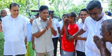 වී මිල ප්‍රශ්න.. පොහොර ප්‍රශ්න.. වතුර ප්‍රශ්න මැද සජිත් හම්බන්තොට ගොවියො හමුවෙයි! ගොවියො පෝලිමේ ඇවිත් සජිත්ට දුක කියයි! VIDEO & PHOTOS I Sri Lanka Latest News