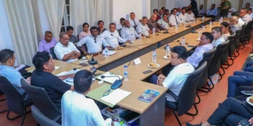 ආණ්ඩුවට සාර්ව ආර්ථික කළමනාකරණය තේරෙන්නෙත් නෑ! ක්ෂුද්‍ර ආර්ථික කළමනාකරණය තේරෙන්නෙත් නෑ! ව්‍යාපාරිකයොත් ඉවරයි! ව්‍යවසායකයොත් ඉවරයි! කර්මාන්තකරුවොත් ඉවරයි! අර්බූදය හමුවේ පීඩාවට පත් ව්‍යාපාරිකයන් ප්‍රශ්න ගොඩක් අරන් විපක්ෂනායක සජිත් හමුවන්න එයි! VIDEO & PHOTOS I Sri Lanka Latest News