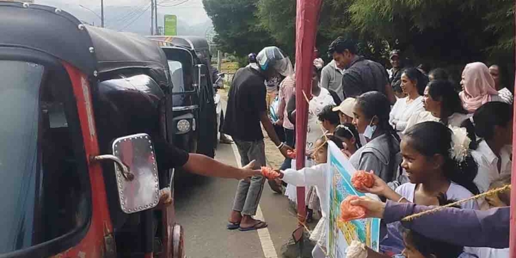 රටක් වටින ග්‍රාම නිලධාරියෙක්! මුතුමල් ළමා සමාජයේ පුංචි දරුවොත් එකතු කරගෙන වෙසක් දවසේදී දීපු පුංචිම පුංචි දන්සල! PHOTOS I Sri Lanka Latest News