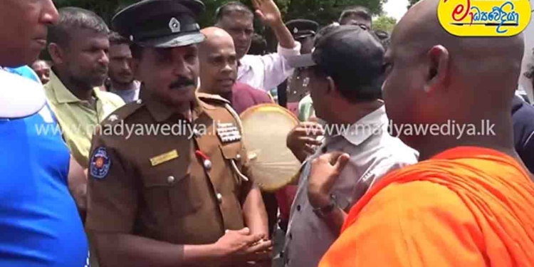 ඡන්දෙ කාලෙ දෙනවා කියපු විසඳුම් තාම නෑ! වගාවත් ඉවරයි.. ගමත් ඉවරයි..! වල් අලි කරදරෙන් බේරෙන්න බැරිව හුරුළු වැව මිනිස්සු මහපාරට එයි! VIDEO I Sri Lanka Latest News