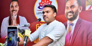 මහින්දව ප්‍රශ්න කරාට පස්සේ නාමල් ප්‍රශ්න කරන්න ඕන සෙට් එකකගේම නම් කියාගෙන යයි! VIDEO I Sri Lanka Latest News