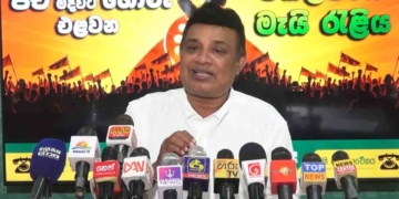 රක්ෂණ සංස්ථාවේ මහාපරිමාණ බැඳුම්කර වංචාවක්! නිසි අනුමැතියකින් තොරව අඩු පොලියට මිලියන 10,000ක භාණ්ඩාගාර බැඳුම්කර අරන් විශාල මගඩියක් කරලා! දවසෙ පාඩුව ලක්ෂ 500යි! මගඩිය පසුපස සිටින්නේ බැඳුම්කර ව්‍යාපාර කරන සමාගමක කළමනාකාර අධ්‍යක්ෂ සෝමදාස පලිහවඩන! හර්ෂණ සූරියප්පෙරුම මේ සෝමදාසව රක්ෂණ සංස්ථාවේ අධ්‍යක්ෂවරයෙක් කරලා! VIDEO I Sri Lanka Latest News