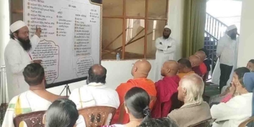 මෙන්න ලංකාවෙ හැම තැනම කරන්න ඕන නියම වැඩක්! ඉස්ලාම් දහම ගැන දැනගන්න නුවරඑළියේ හිමිවරු ප්‍රධාන මුස්ලිම් පල්ලියට වඩියි! PHOTOS I Sri Lanka Latest News