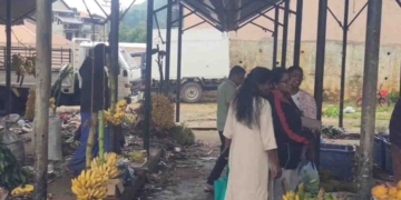 නුවරඑළිය සතිපොළේ බඩු ගන්න යනවා තියා පැත්ත බලන්නවත් හිතෙන්නේ නෑ! වැසිකිළි උතුරන වතුර සති පොළ පුරා! මිනිස්සු යන්නේ නහය වහගෙන! නගර සභාව බුදි! PHOTOS I Sri Lanka Latest News