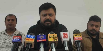 ලාල්කාන්තයි නාමල් කරුණාරත්නයි කියනවා නම් වීදි සටන්වලට ලෑස්තියි කියලා අපිත් ලෑස්තියි පාරට බහින්න.. එහෙනම් හැප්පිලා බලමු..! නුවරඑළිය ගොවියෝ ආණ්ඩුවට අවසන් නිවේදනය නිකුත් කරයි! PHOTOS I Sri Lanka Latest News