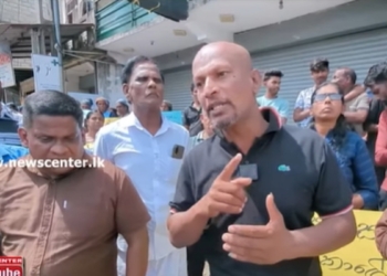 බාර් 3ක් තියෙන නෝවුඩ් ටවුමට තවත් අලුතින්ම බාර් එකක් අරින්න අවසර දුන්නේ කව්ද? දාන්න යන්නේ උඩ ටියුෂන් පන්ති තියෙන ගොඩනැගිල්ලක! යකා නැග්ග මිනිස්සු බාර් එක ඉස්සරහටම ඇවිත් විරෝධය පළ කරයි! VIDEO I Sri Lanka Latest News