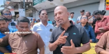 බාර් 3ක් තියෙන නෝවුඩ් ටවුමට තවත් අලුතින්ම බාර් එකක් අරින්න අවසර දුන්නේ කව්ද? දාන්න යන්නේ උඩ ටියුෂන් පන්ති තියෙන ගොඩනැගිල්ලක! යකා නැග්ග මිනිස්සු බාර් එක ඉස්සරහටම ඇවිත් විරෝධය පළ කරයි! VIDEO I Sri Lanka Latest News