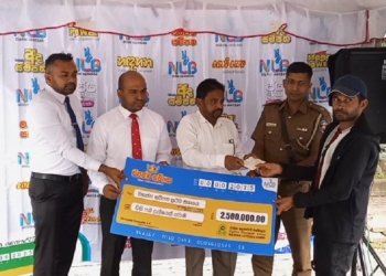 නුවරඑළියේ පාර මැද ලොතරැයි තෑගි බෙදයි! Sri Lanka Latest News