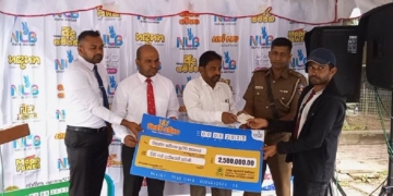 නුවරඑළියේ පාර මැද ලොතරැයි තෑගි බෙදයි! Sri Lanka Latest News