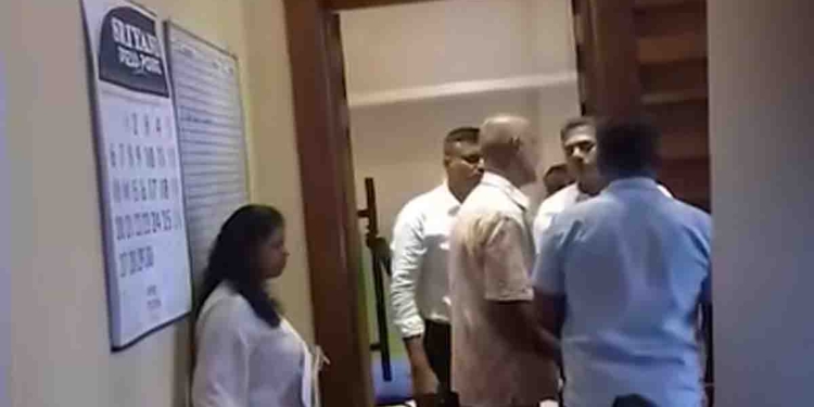 රත්නපුර සභාවේ නිල කාර්යාලය ඇතුළේ මාලිමා නගරාධිපතියි හිටපු නගරාධිපතියි ගුටි කෙළියක! VIDEO I Sri Lanka Latest News