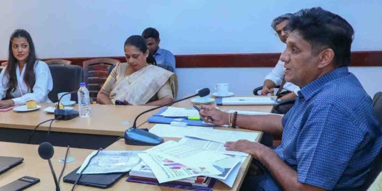 එදා ජනාධිපතිවරණ වේදිකාවේ කතාකරද්දී පන්න පන්න ගැහුවා! සමච්චලයට ලක්කළා! හැබැයි විපක්ෂනායක සජිත් මේ රටේ කාන්තාවන්ගේ ආර්ථව දරිද්‍රතාව ගැන කතාකරන එක කවදාවත් නැවැත්තුවේ නෑ! අදත් විපක්ෂනායක කාර්යාලයේ තිබ්බ සාකච්ඡාවකදී ආර්ථව දරිද්‍රතාව සම්පූර්ණයෙන්ම රටින් තුරන් කිරීම ගැන සජිත් කාන්තා විශේෂඥයන් කණ්ඩායමක් එක්ක සාකච්ඡා කළා! VIDEO & PHOTOS I Sri Lanka Latest News