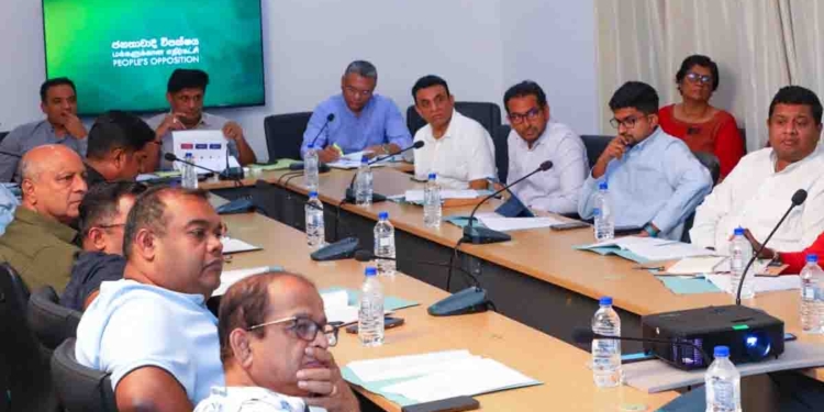 බදු විශේෂඥයන්-ව්‍යාපාරිකයන්-ක්ෂේත්‍රයේ ප්‍රවීණයන් හදිසියේම විපක්ෂනායක කාර්යාලයට එයි! ආණ්ඩුවේ අලුත්ම ‘තර්ජන බද්ද’ ගැන ලොකු සාකච්ඡාවක් කරයි! මේ බදු ගැහිල්ල අධිකරණ බලයත් අභියෝගයට ලක්කිරීමක්! VIDEO & PHOTOS I Sri Lanka Latest News