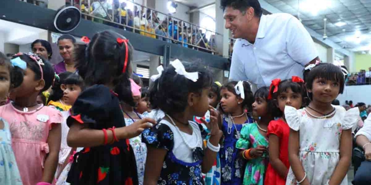 රටේම දරුවන්ට තමන්ගේ දියණියට වගේම ආදරය කරන ආදරණීය පියෙක්! මේ කුලියාපිටියේ පෙර පාසල් දියණියන් 550ක් සමග ‘සක්වල’ නැවත අරඹමින්! VIDEO & PHOTOS I Sri Lanka Latest News