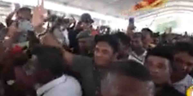 කොළඹට ආ මහා ජන සන්නිපාතය මැදින් සජිත්ට වේදිකාව ළඟට එන්න පැය ගාණක් යයි! LIVE VIDEO I Sri Lanka Latest News