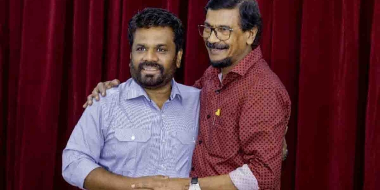 ආණ්ඩුව කරන්නේ මාලිමාවෙන්ද-පැලවත්තෙන්ද? මාලිමාවේ ඇමැති කියනවා පළාත් සභා මේ අවුරුද්දේ තියනවා කියලා! ජවිපෙ ප්රධාන ලේකම් ටිල්වින් යාපනයටම ගිහින් කියනවා මේ අවුරුද්දේ පළාත් සභා නෑ කියලා..! ලබන අවුරුද්දෙත් තියන්න වෙන්නේ වෙන ප්රශ්න මොනවත් ආවෙ නැත්නම්ලු! VIDEO I Sri Lanka Latest News