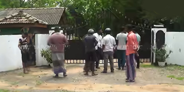 අවුරුදු 20ක් තිස්සේ ජනාධිපතිතුමාගේ ගමේ තිබ්බ හමුදා කඳවුර අයින් කරලා! වෙන කණ්ඩායමක් ගිහින් බලෙන් අල්ලගෙන අරන් ගස්ලබු ගෙඩියත් කඩලා විකුණනවාලු! VIDEO I Sri Lanka Latest News