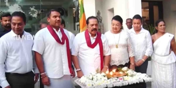 මහින්ද පවුලත් එක්ක පහන් පත්තු කොට යුද ජයග්‍රහණය වෙනුවෙන් දිවිපිදූ රණවිරුවන් සමරයි! VIDEO I Sri Lanka Latest News