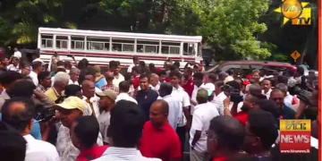 මහින්ද එළියට එනකම් අල්ලස් කොමිසම ඉස්සරහා ලොකු සෙනගක් පොරකකා බලන් ඉන්නවා! බෞද්ධාලෝක මාවතත් බ්ලොක් වෙලා! VIDEO I Sri Lanka Latest News