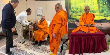 අමෙරිකාවේ මිලියන 10කට වඩා විකිණුනු භාවනාව ගැන ලොව හොඳම පොත ලියූ අග්ගමහා පණ්ඩිත හේනේපොල ගුණරතන හිමියන්ට උපහාර පුදන්න ඇමැති සුනිල් සෙනෙවියි තානාපති මහින්දයි ගිහින්! උන්වහන්සේට දැන් අවුරුදු 99ක්..! PHOTOS I Sri Lanka Latest News