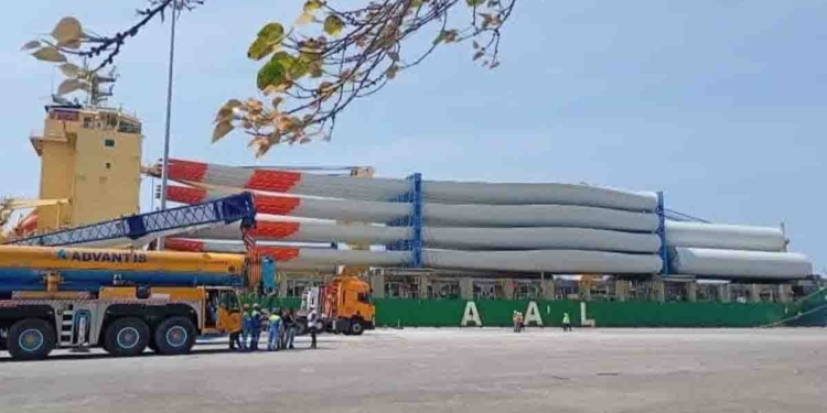 දැවැන්ත සුළං පෙති ලංකාවට ගොඩබායි! රනිල් ගහපු ගිවිසුම ඉරලා මාලිමා ආණ්ඩුව කරපු වැඩෙන් අඩු මිලට දැන් විදුලිය හම්බවෙන්නයි යන්නේ..! PHOTOS I Sri Lanka Latest News