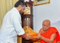 පොසොන් පෝ දා අනුර තන්තිරිමලේ රජමහා විහාරයේ ආලෝක පූජාවට එක්වෙයි! PHOTOS I Sri Lanka Latest News