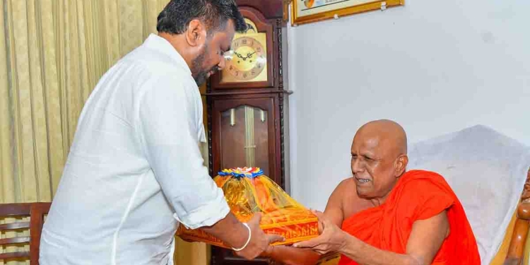 පොසොන් පෝ දා අනුර තන්තිරිමලේ රජමහා විහාරයේ ආලෝක පූජාවට එක්වෙයි! PHOTOS I Sri Lanka Latest News