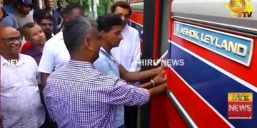 මුලින්ම මෝලම් ගහලා වැඩේ පටන් ගත්තේ ලක්මාලි! දැන් මාලිමා මන්ත්රී අරුණත් පටන් අරන්! VIDEO I Sri Lanka Latest News