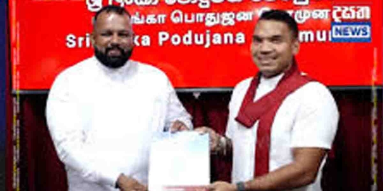 පානදුරේදී බොරුවක් කියලා පච වුණා! දැන් දෙවැනි බොරුවත් අතේ පත්තු! පොහොට්ටුව ලොකු සද්දයක් දාලා පෙරේදා සජබෙන් ගත්ත කෙනා බලංගොඩ ආසන සංවිධායක නෙමෙයිලු! පොහොට්ටුවට මේ මොකද්ද වෙන්නේ? ඇයි මෙහෙම මිනිස්සුන්ව අන්දවන්නේ..? VIDEO I Sri Lanka Latest News
