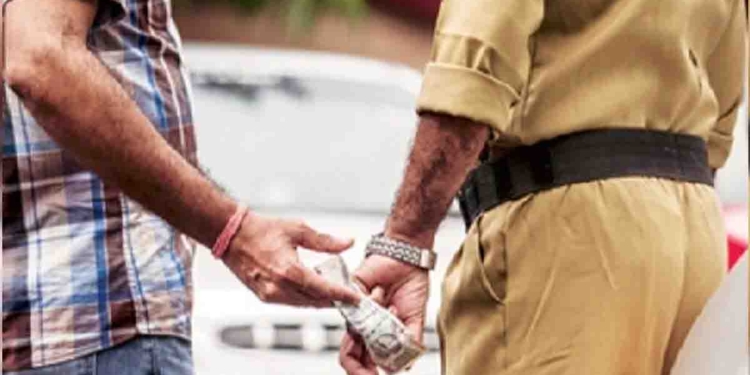බලන් යද්දි වැඩියෙන්ම අල්ලස් ගන්න අය ඉන්නේ රාජ්‍ය සේවයේ! ගිය මාස 4ට අල්ලස් කොමිසම නඩු 51ක් දාලා! ඒකෙන් 41ක්ම රාජ්‍ය සේවකයෝ! වැඩිම පොලිසියේ! I Sri Lanka Latest News